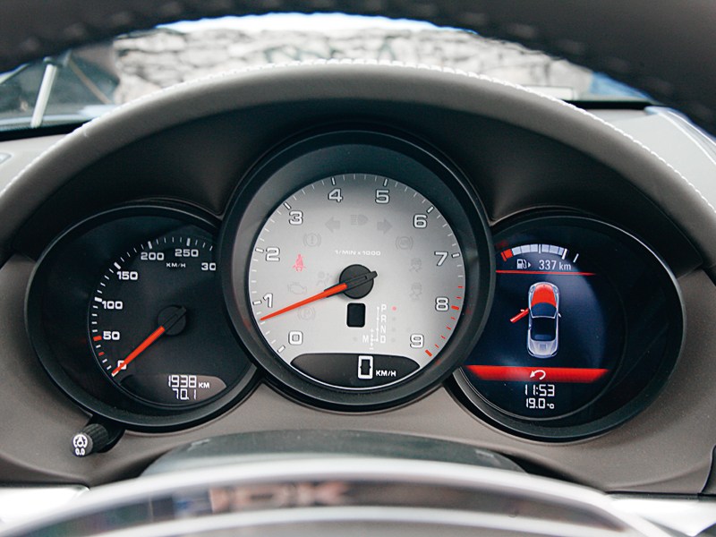 Porsche Boxster S 2012 приборная панель