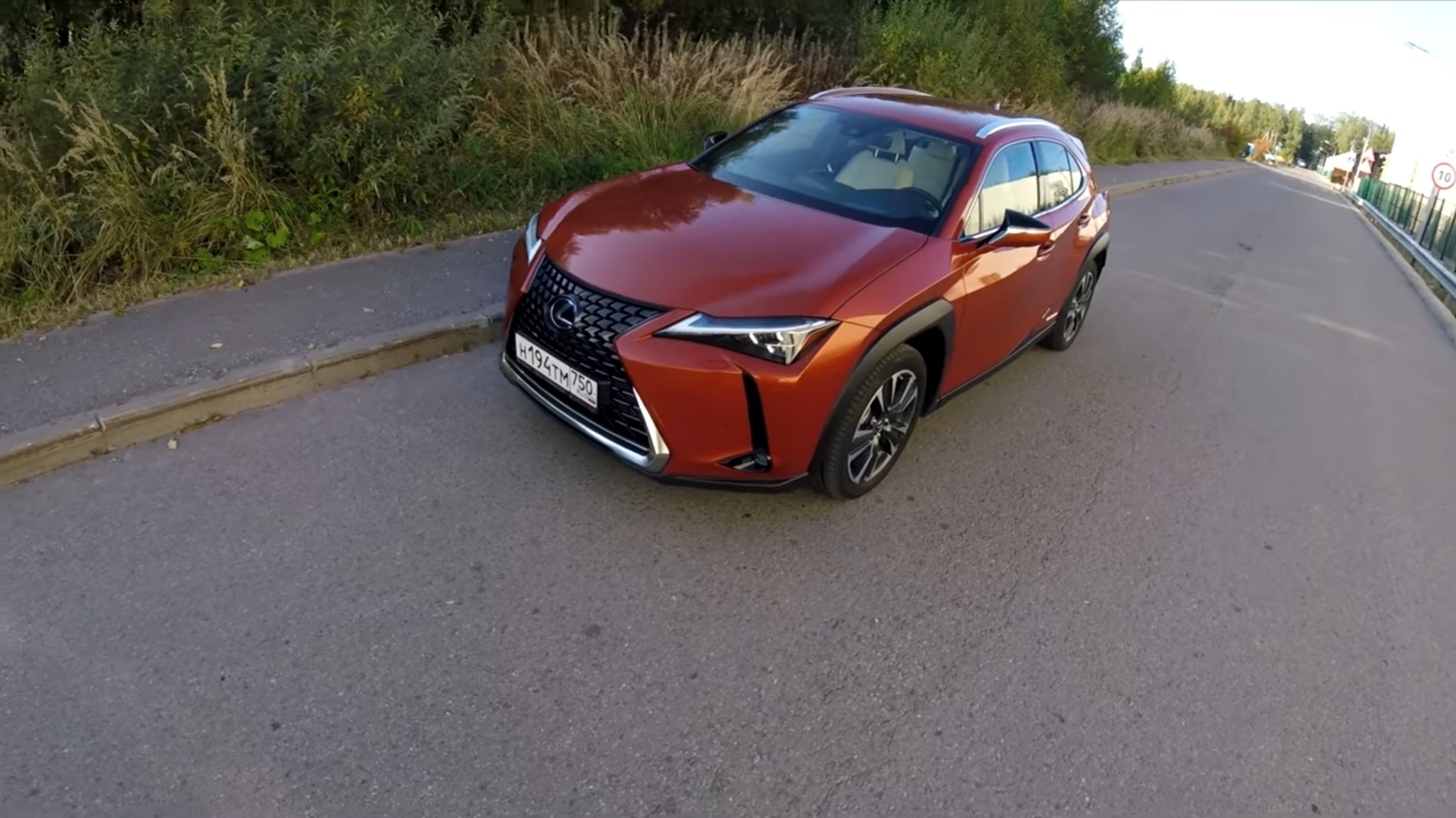 Анонс видео-теста Взял Lexus UX250h - для города на трассе 