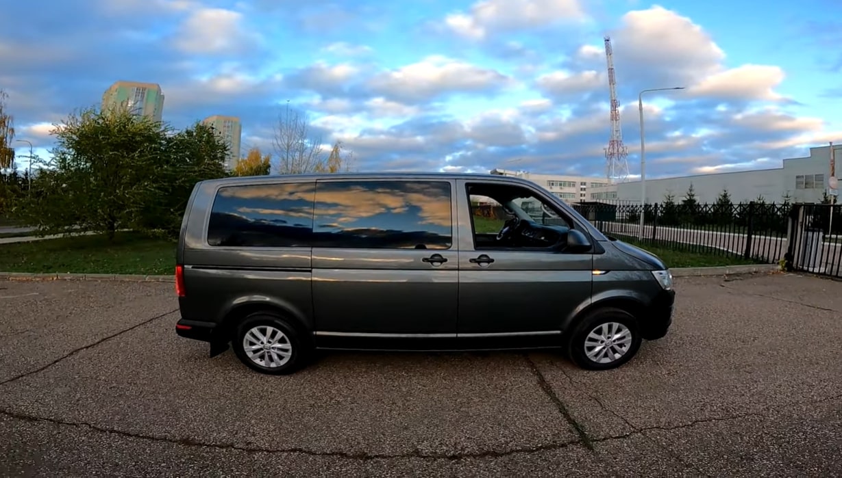 Анонс видео-теста Отточенная управляемость и надежность! Volkswagen Caravelle 4Motion 2.0TDI (140).