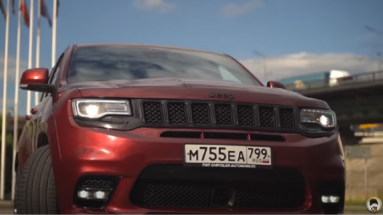 Анонс видео-теста Grand Cherokee SRT-8 (WK2) - итало-американский Жан-Клод Ван Дамм который может.