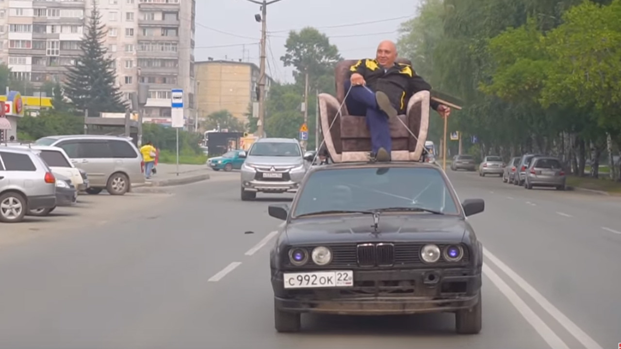 Анонс видео-теста Домашнее кресло на крыше BMW - с крутостью этого мужика уже никто не сможет тягаться