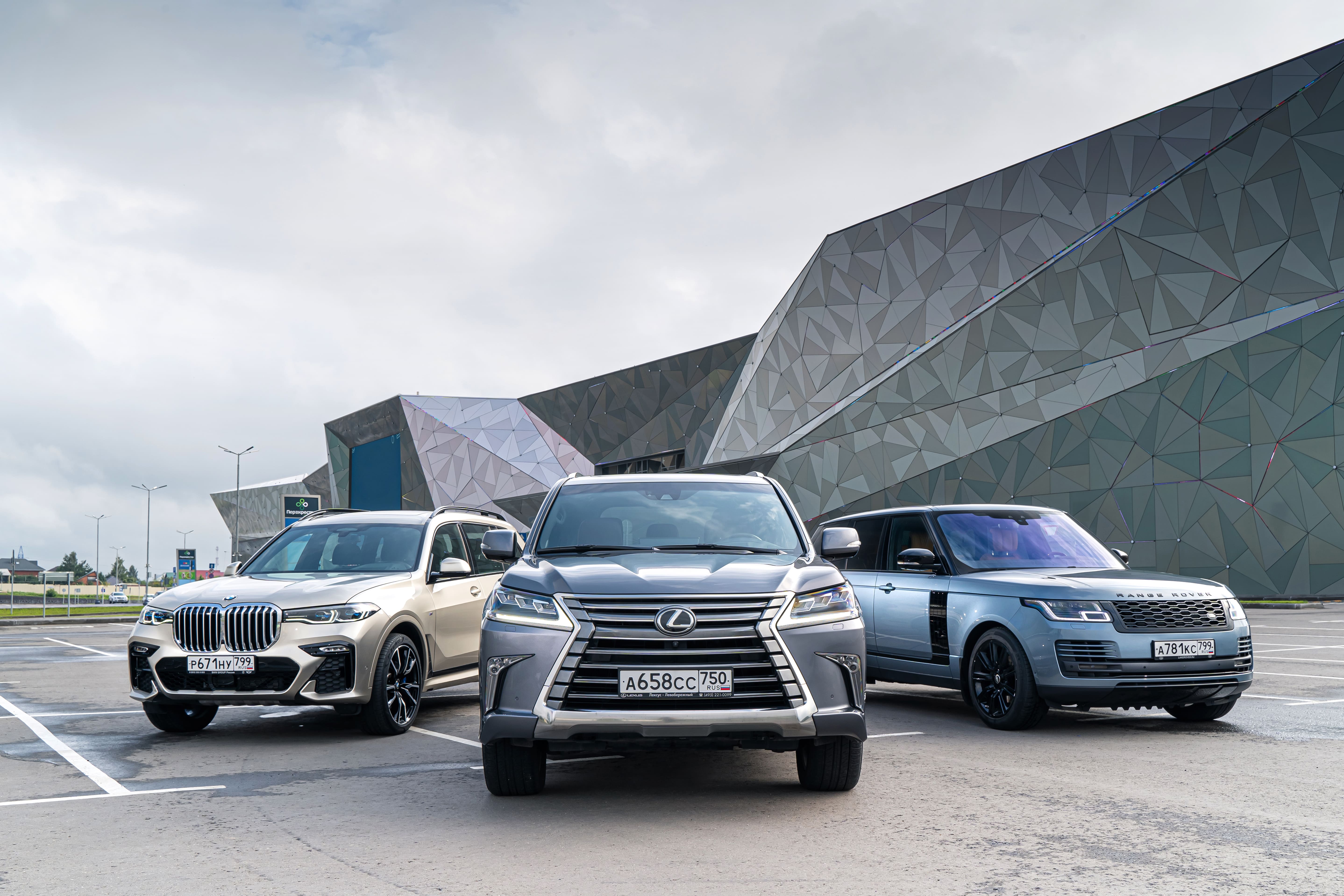 X range 5. BMW x7 vs Lexus LX. Лексус 570 и Рендж Ровер. Lexus lx570 и Рендж Ровер. Range Rover vs Lexus LX 570.