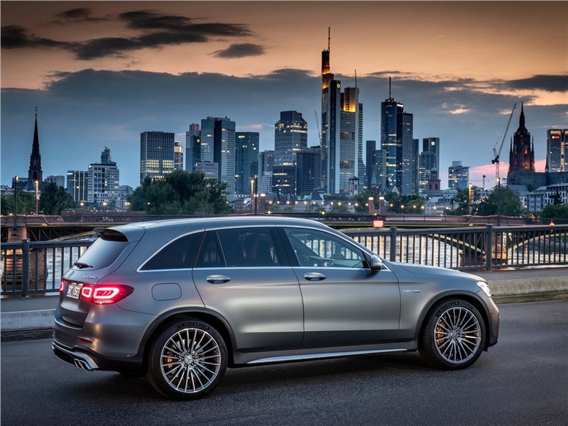 Mercedes-Benz GLC63 S AMG 2020 вид сбоку сзади